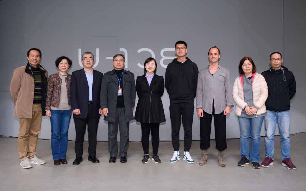 ▲開幕貴賓合影包括國立臺灣美術館副館長汪佳政、參展藝術家謝瀞瑩、邱偉豪、Timothy Wood，以及國立臺灣大學實驗林管理處蔡明哲處長與森林環境暨資源學系張豐丞教授等人出席（國立台灣美術館提供）