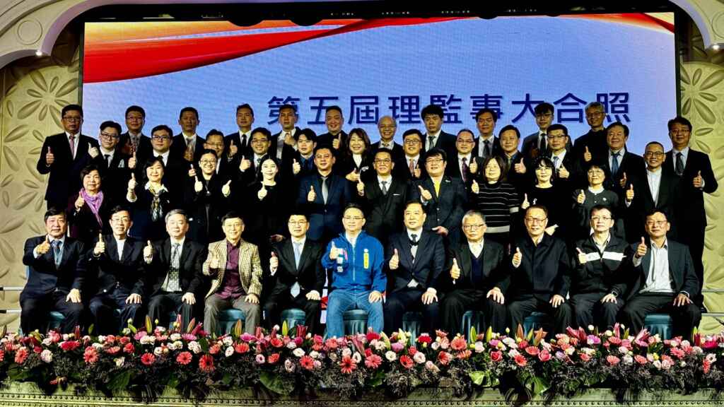 ▲台中補教協會榮退的第五屆理監事與立法委員黃健豪合影。（記者林明佑翻攝）