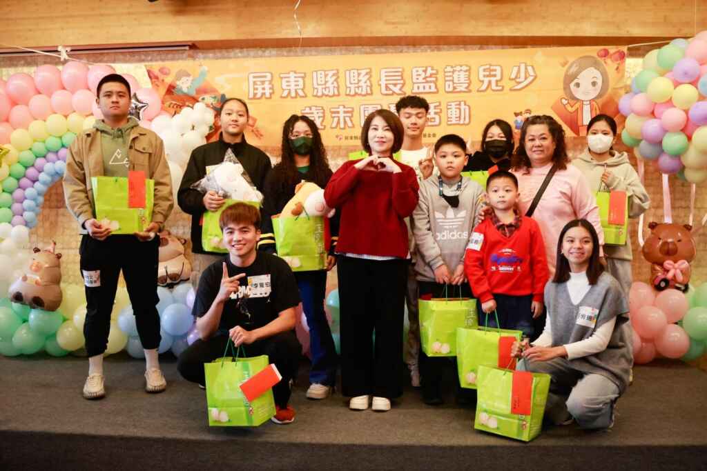 屏東縣府除在春節前舉辦圍爐團聚，每年暑假、學年轉換之際，縣長媽咪會邀請這些照顧的國高中及大學孩子們，在暑假期間和孩子們一起聚會、談談生涯、給予指引。