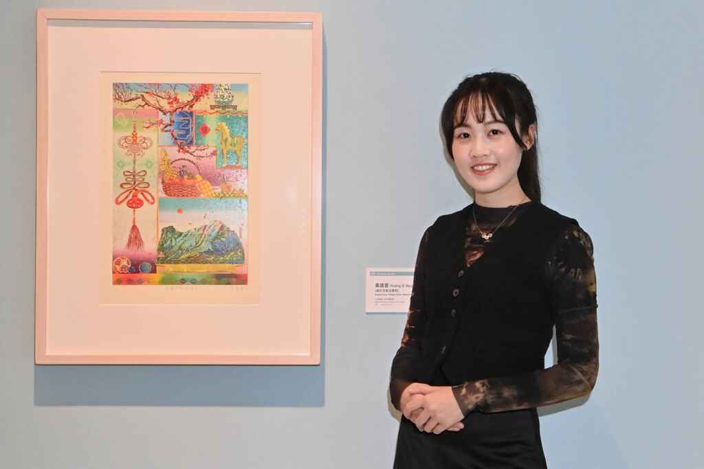 ▲藝術家黃議萱介紹展出作品。（記者張玉泰攝）