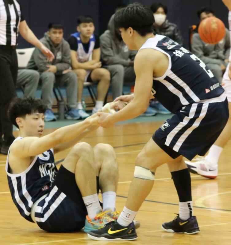 徐得祈(右)和宋昕澔(左)搭檔得宜，聯手幫助政大取得第41連勝。    (魏冠中攝影)