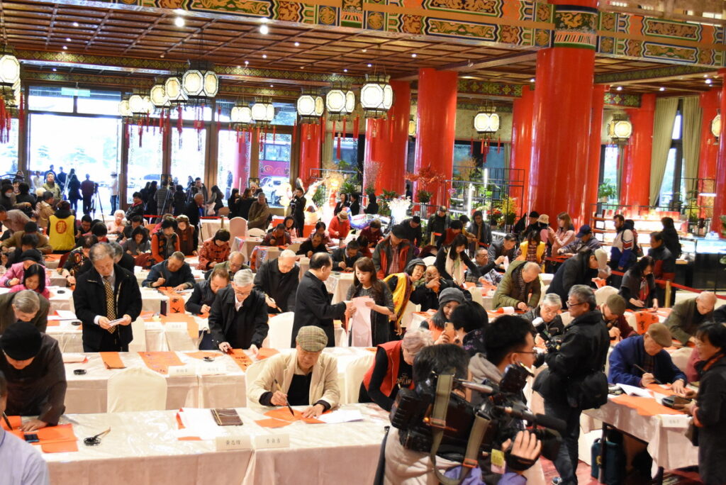 50位書法家齊聚一堂,現場共同揮毫贈送小龍年的限量版春聯,為農曆新年增添濃厚的節慶氛圍。圖/圓山大飯店提供