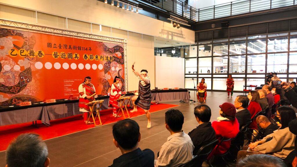 泰雅原舞工坊的原住民孩子現場精彩的歌舞表演。（圖/陳惠玲攝影）