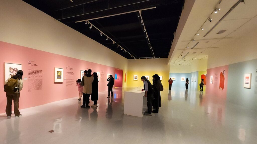 國美館第40屆版印年畫「蛇彩繽紛一蛇年年畫特展」，展出2件委託創作以及首獎、優選件、佳作件及入選作品共86件。（圖/陳惠玲攝影）