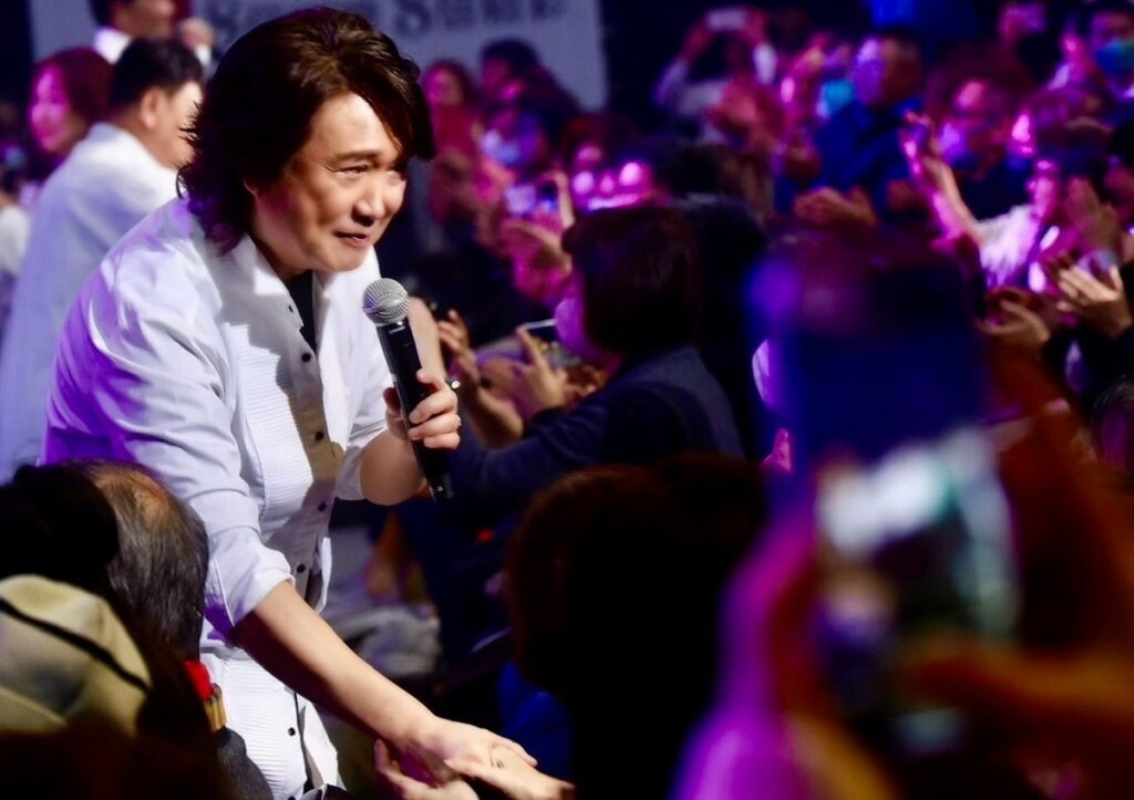 持續辦演唱會則是為了証明自己還不到需要別人讓座的年齡。