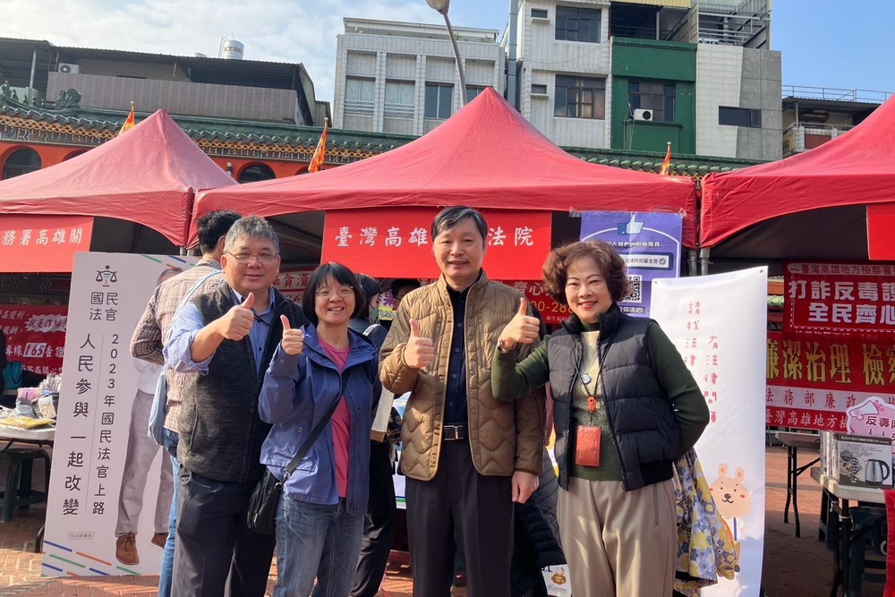 高雄地院攜手港務公司 共推春聯送福廉政宣導 204 高雄地院攜手港務公司 共推春聯送福廉政宣導 203