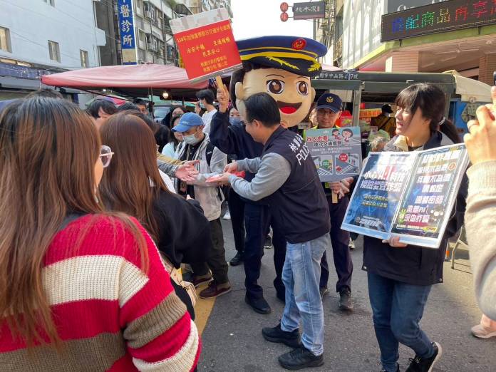 桃警發蛇年紅包袋 提醒民眾犯罪預防、交通安全觀念 62 498532 0
