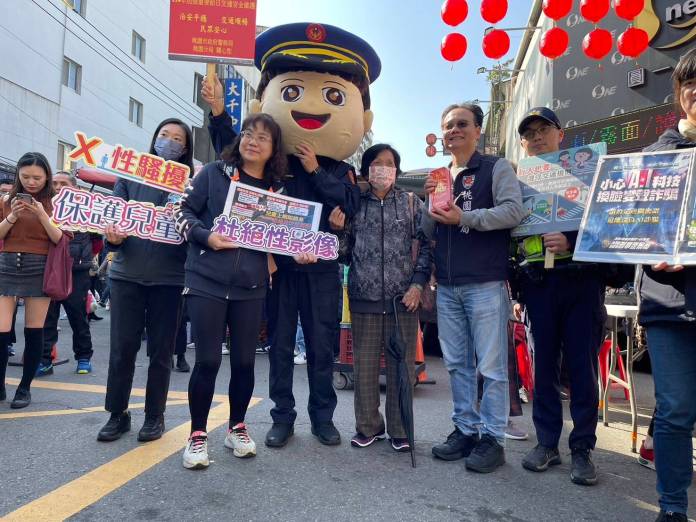 桃警發蛇年紅包袋 提醒民眾犯罪預防、交通安全觀念 63 498533 0