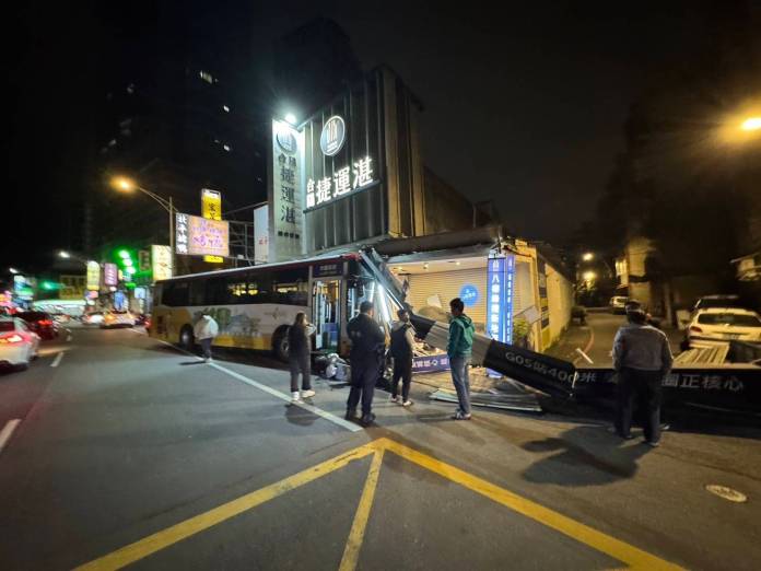 嚇人!公車撞建案接待會館 6機車1人受波及 60 727455 0