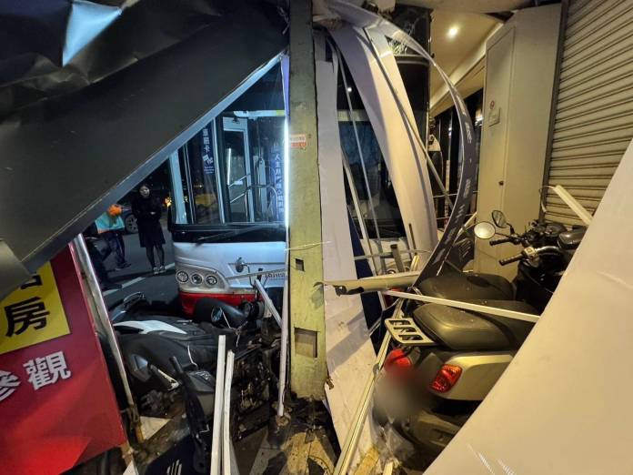 嚇人!公車撞建案接待會館 6機車1人受波及 61 727458 0