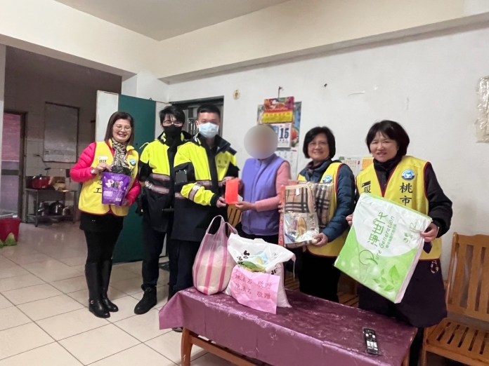 龜山大華派出所攜手警友站送暖 助弱勢家庭過好年 67 S 373375126
