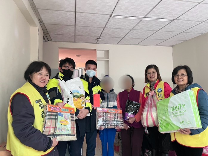 龜山大華派出所攜手警友站送暖 助弱勢家庭過好年 68 S 373375125