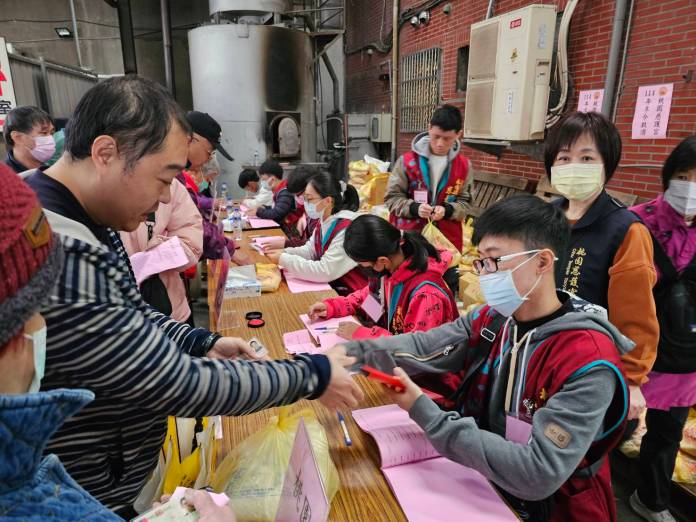 歲末送暖!桃園慈護宮冬令救濟 近5千弱勢家庭受惠善款逾千萬元 68 180222 0