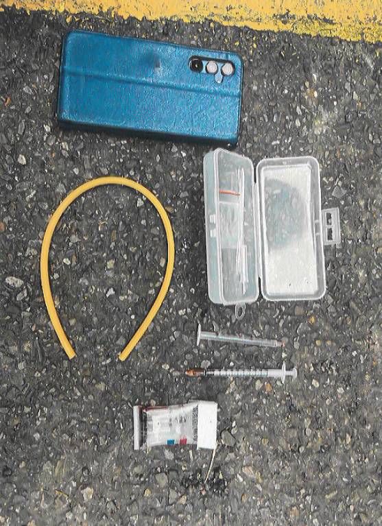 現場查扣注射針筒、彈性綁帶、毒品殘渣袋及手機。(記者薛秀蓮翻攝)