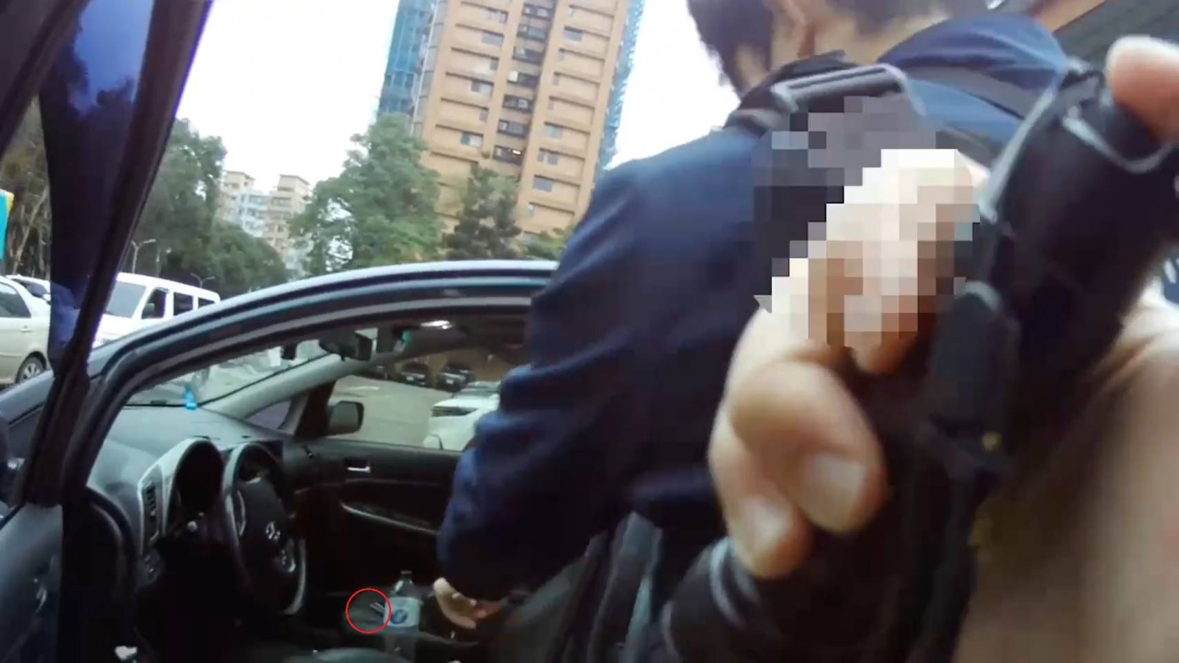 員警發現車上注射針筒、彈性綁帶及毒品殘渣袋等物品。(記者薛秀蓮翻攝)