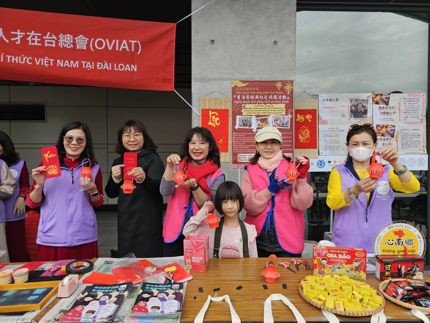 台灣新移民發展與交流協會梁金妮執行長(右四)現場教學廣西的繡球紅包燈籠製作,與學員開心合影。(記者 張艷君翻攝)