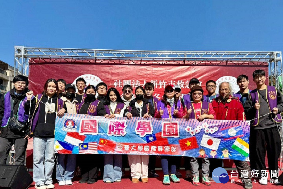 中華大學國際生連續3年在農曆春節前夕，協助社團法人新竹市救急會，發送上千份物資。