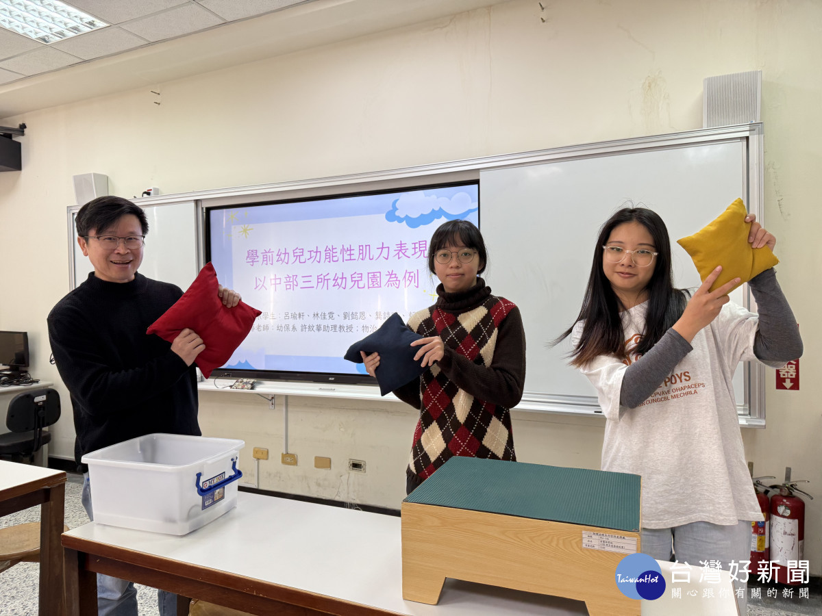 弘光科大幼保系助理教授許紋華(左)指導幼保系大四學生研究「學前幼兒功能性肌⼒表現:以中部三所幼兒園為例」專題。