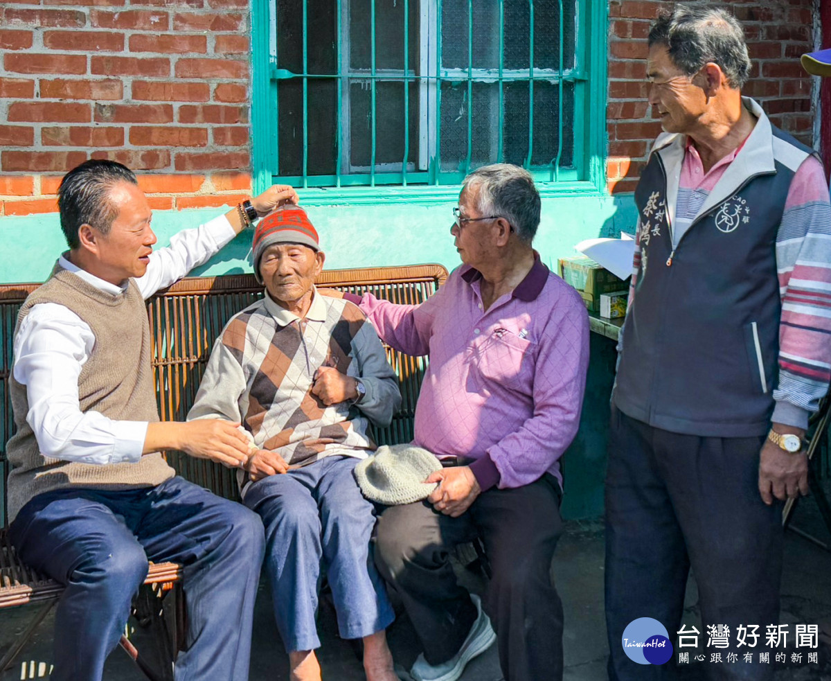 嘉義縣長翁章梁前往鹿草鄉陳姓獨居長輩家中，送上保暖衣物/嘉義縣府提供