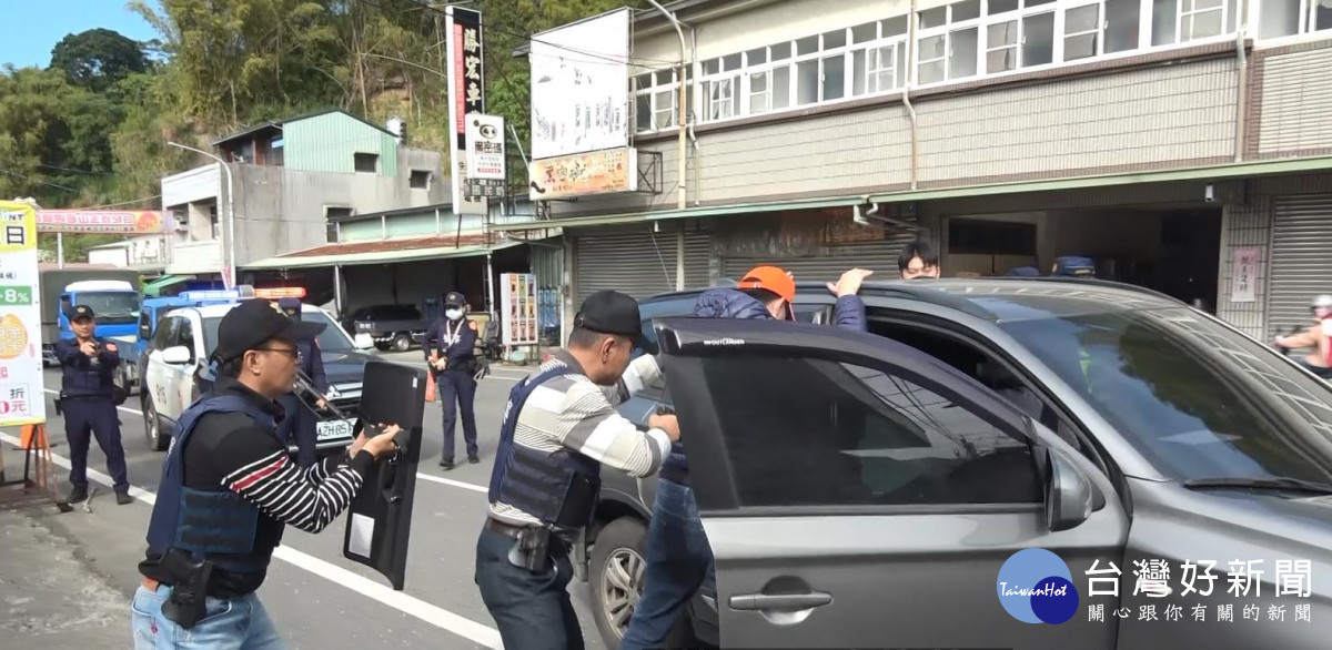 嘉義縣竹崎警分局在農曆春節前實施防搶演練/警方提供