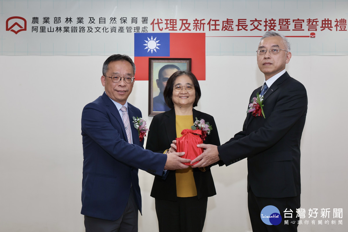 王昭堡(右)接任林鐵及文資處處長，由林業及自然保育署副署長林澔貞(中)監交／林鐵文資處提供
