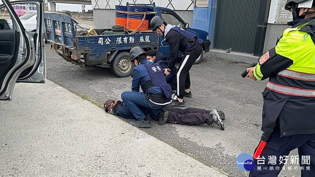 臺西分局日前在麥寮鄉農會舉辦防搶演練，以模擬銀行搶劫案件為背景，進行攔截圍捕／警方提供