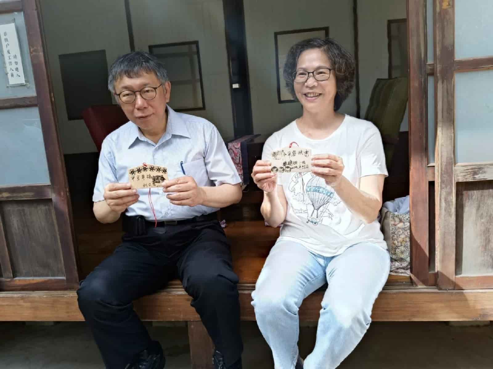 民眾黨前立委蔡壁如(右)臉書曬出與前主席柯文哲(左)合照,強調若柯回任絕不戀棧職位。翻攝蔡壁如臉書
