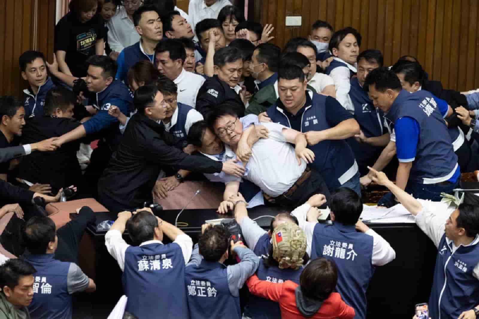 國會亂象造成總統賴清德無法施政,吳靜怡認為是藍綠白民調信任度不高的原因。中央社