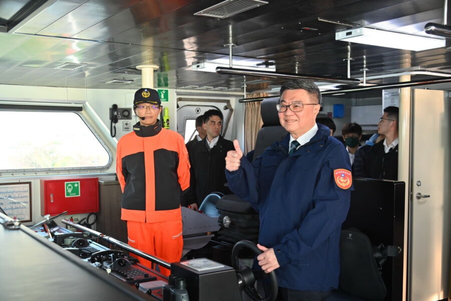圖／行政院長卓榮泰今日登上八里艦視察駕駛台。（行政院提供）