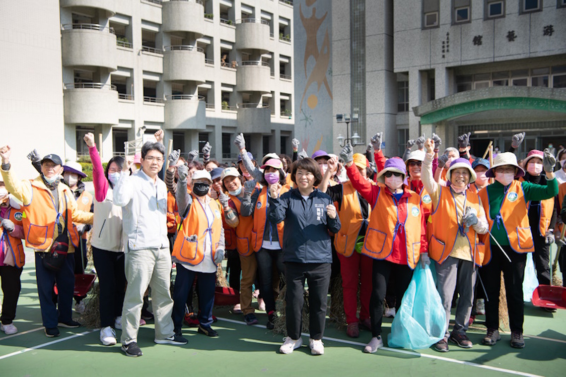 嘉市環境清潔週 除舊佈新迎新春 百名志工動員清理嘉園