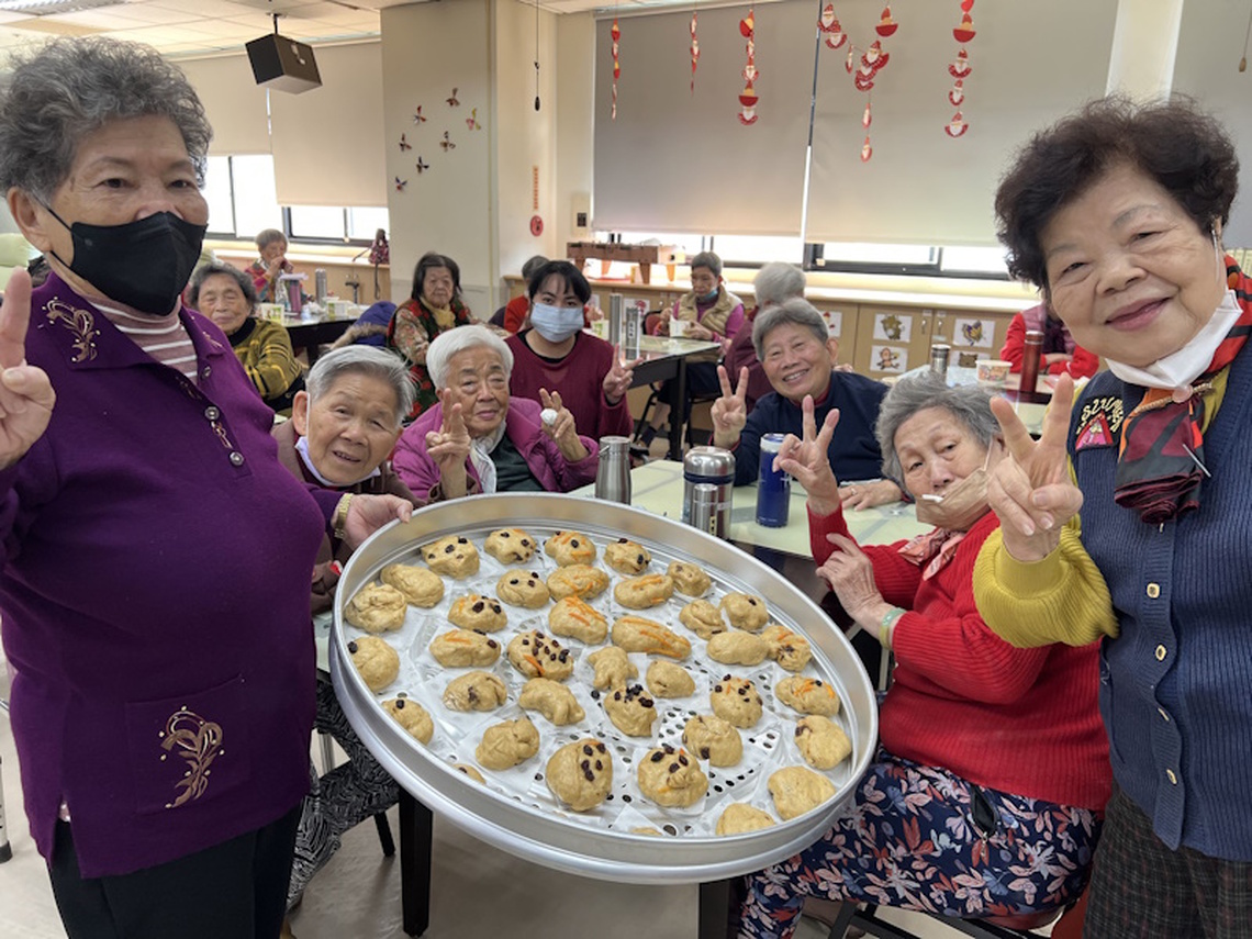 嘉基長青園手作千歲饅頭飄出年味香