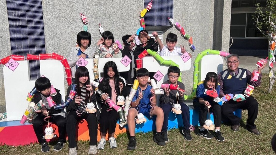 高雄市送給國小、幼兒園學童「蛇來運轉」蛇年小紅包  學童笑開懷與家人分享過年喜氣