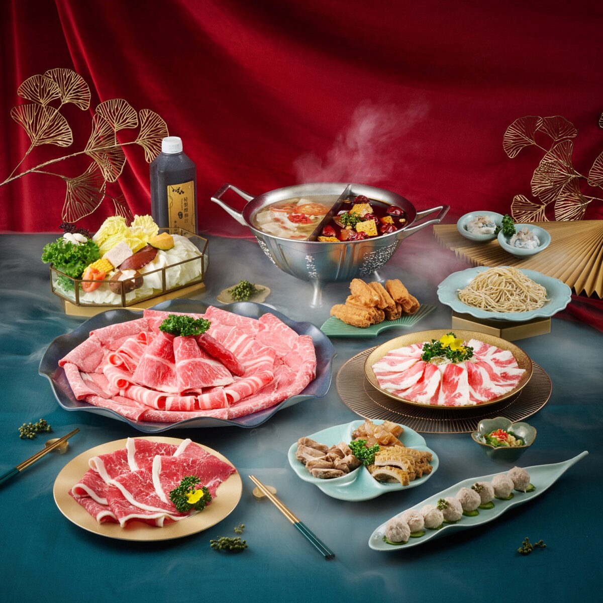 青花驕雙人青饗宴，可任選招牌青花椒麻辣鍋、青麻椒肥牛鍋等湯底，還有青花椒貢丸、鮮蝦滑、秘汁酸梅湯等熱門餐點。