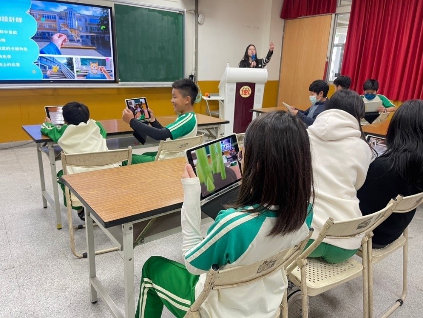 ▲由藝術家及其團隊帶領小朋友認識AR擴增實境藝術。(圖/中市府提供)