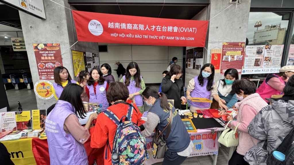 ▲活動現場設置三個互動攤位，包含越南春聯書法、網印製作，以及廣西特色繡球紅包燈籠手作。（記者林明佑攝）