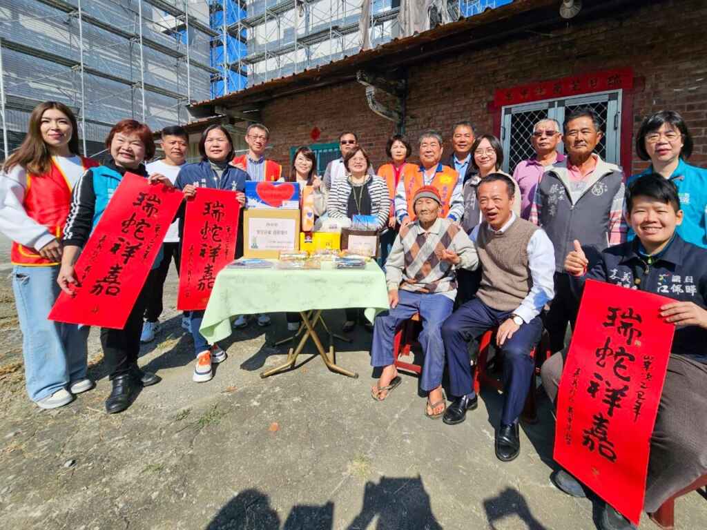 500多名獨居老人志工，不畏寒冬訪視長輩，今天鹿草鄉各界都來為長輩貼春聯、打掃環境。