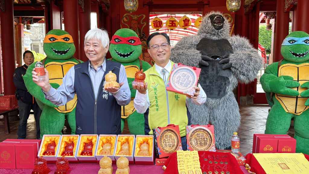 ▲元清觀管理人林世賢市長拿文膽（紅色）、寺廟室主任盧建州拿武膽（黃色）歡迎大家來元清觀借膽，只要結緣金600元。（記者林明佑攝）
