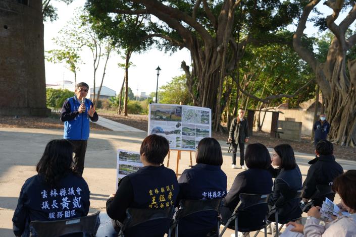 林長造說明建國二村景點建置計畫。(記者廖承恩翻攝)