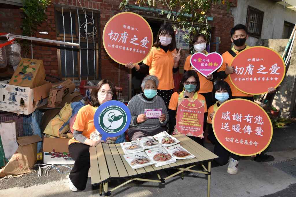 ▲詹麗珠執行長（前排右二）率領服務團隊，將滿載愛心的物資及紅包，送到許阿嬤（前排左二）家中。（切膚之愛基金會提供）
