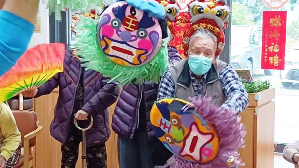 ▲90歲的阿樟阿公揮舞獅頭，帶領長輩們共同參與，現場氣氛溫馨熱鬧，笑聲不斷。（記者林明佑翻攝）