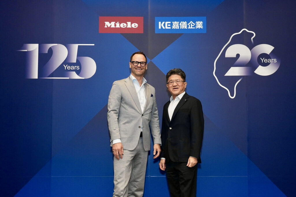 (左起)Miele 全球行銷及銷售執行董事 Dr. Axel Kniehl、嘉儀企業總經理黃聰嘉
