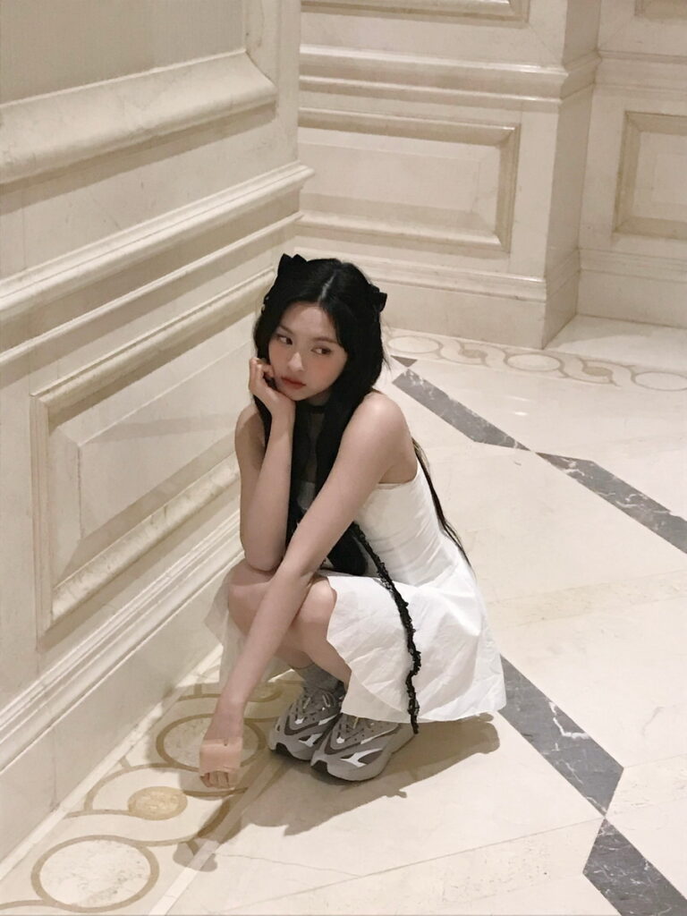 .CHIQUITA 搭配氣質小洋裝,將LIGHTBLAZE和少女的清新氛圍結合!