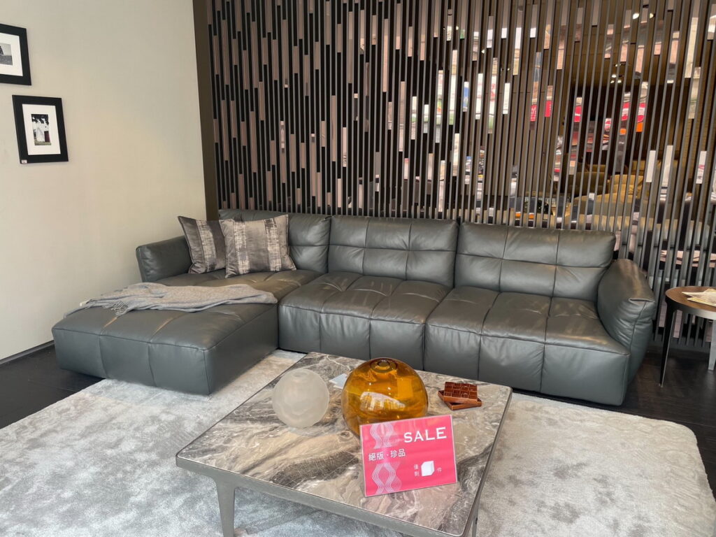 NATUZZI 新莊 Outlet 專區祭出狀態絕佳頂級家具,享親民價格、數量有限,輕鬆享受義大利頂級工藝。(圖為 Herman 沙發)