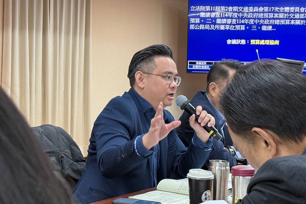 3兆總預算只刪939億 黃健豪:政府攻擊在野黨比打詐更認真 202 3兆總預算只刪939億 黃健豪:政府攻擊在野黨比打詐更認真 201