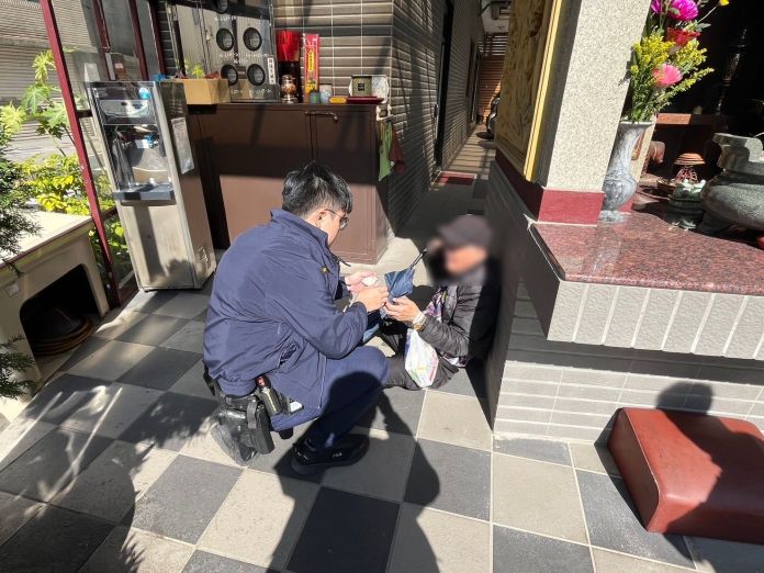 6旬翁體力不支癱坐廟中 平警即刻救援送返家 58 483275 0