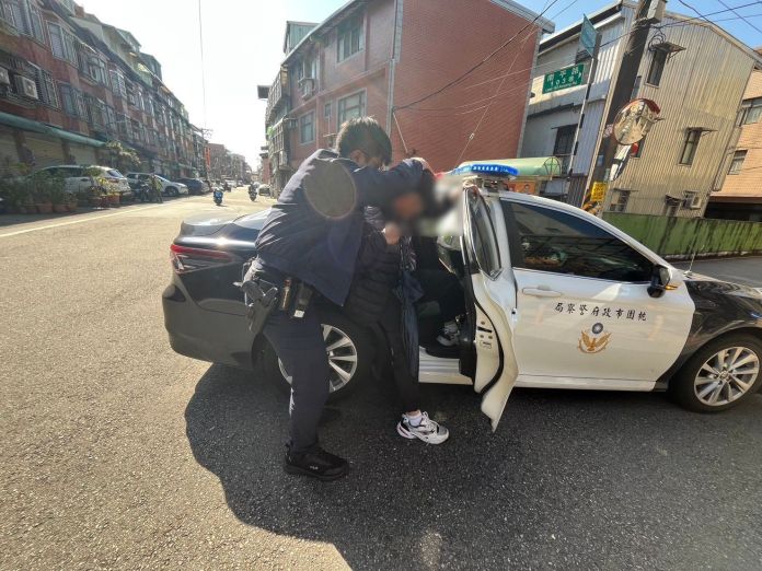 6旬翁體力不支癱坐廟中 平警即刻救援送返家 59 483276 0