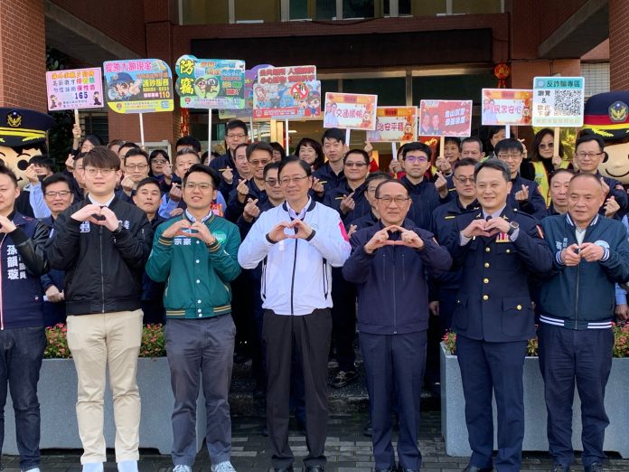 春節連假守護民眾安全 張善政贈禮慰勞龜山警力 66 S 373530657 scaled