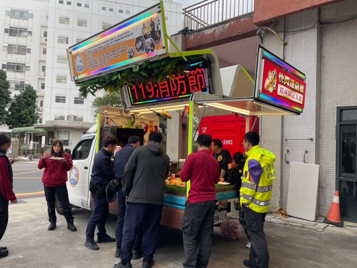 小吃店老闆肯定打火弟兄付出 餐車送美食慰勞內壢消防分隊 67 S 131571731