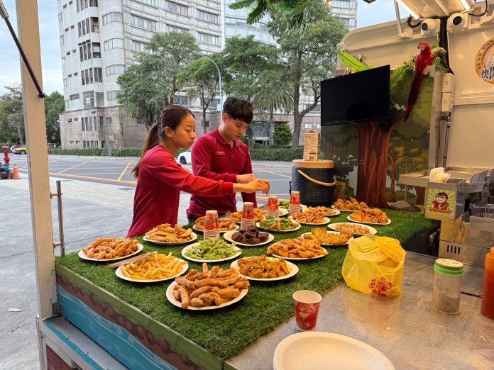 小吃店老闆肯定打火弟兄付出 餐車送美食慰勞內壢消防分隊 68 S 131571721 0