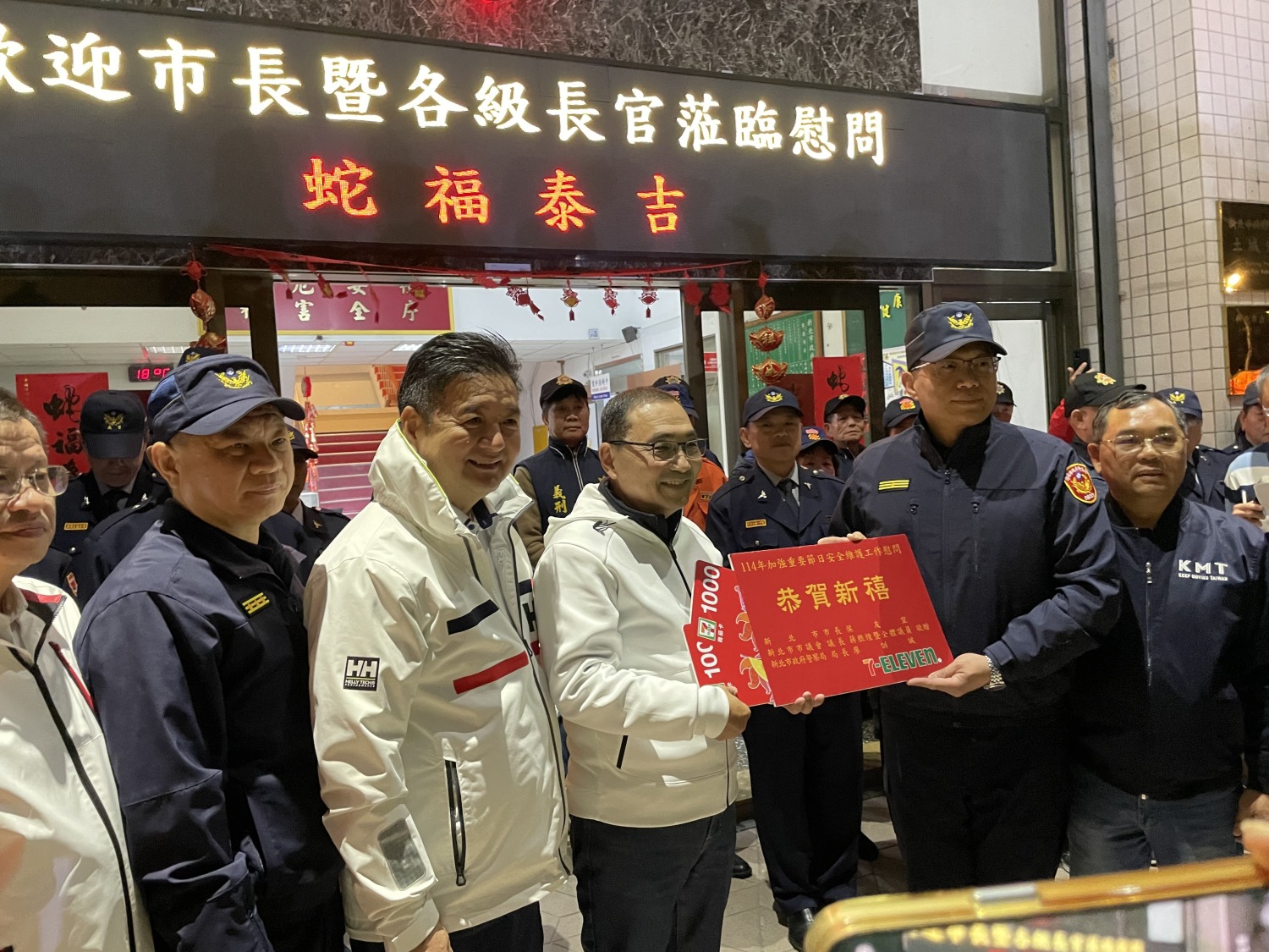 市長侯友宜頒發禮券給警消人員,由土城分局長陳建龍代表受獎。(記者徐煜勝攝)